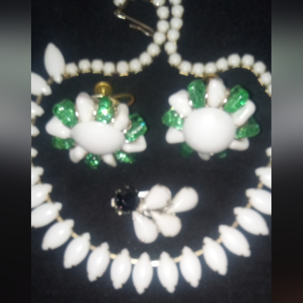 Elegant White and Green Vintage MILK GLASS Jewelry Set Earrings & Necklace